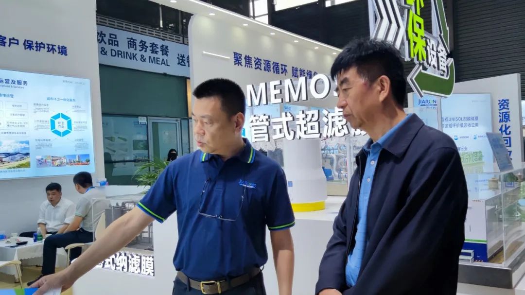 尊龙抖圈官网手艺总司理蒋林煜与客户攀谈