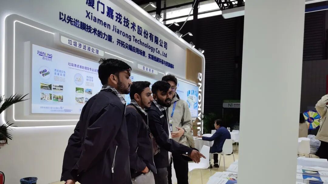 外洋嘉宾旅行尊龙抖圈官网手艺展台